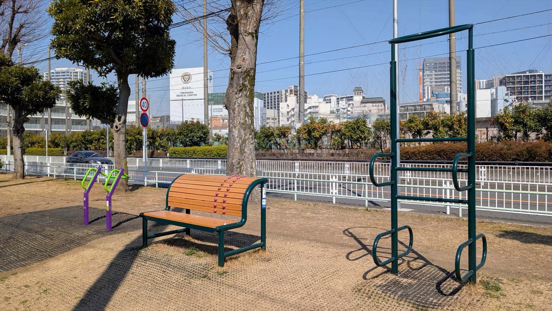 懸垂バーや初号機っぽい運動器具